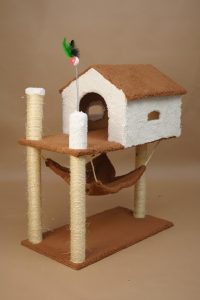 Casinha para Gatos 2 Andares com Arranhador para Gatos, Casa de Gato com Brinquedo Integrado, Espaço Seguro para Descanso e Brincadeira, Ideal para Gatos Adultos e Filhotes (Off-Withe) (OFF-WHITE)